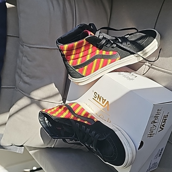 Harry Potter Vans size 6men/ 7.5 women black/Gryffindor sneakers - Picture 2 of 4